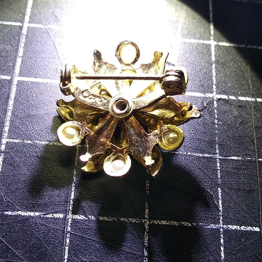 Vintage Coro Flower Brooch, Red & White Rhinestones, Pearls, Gold Toned,… - Picture 4 of 7